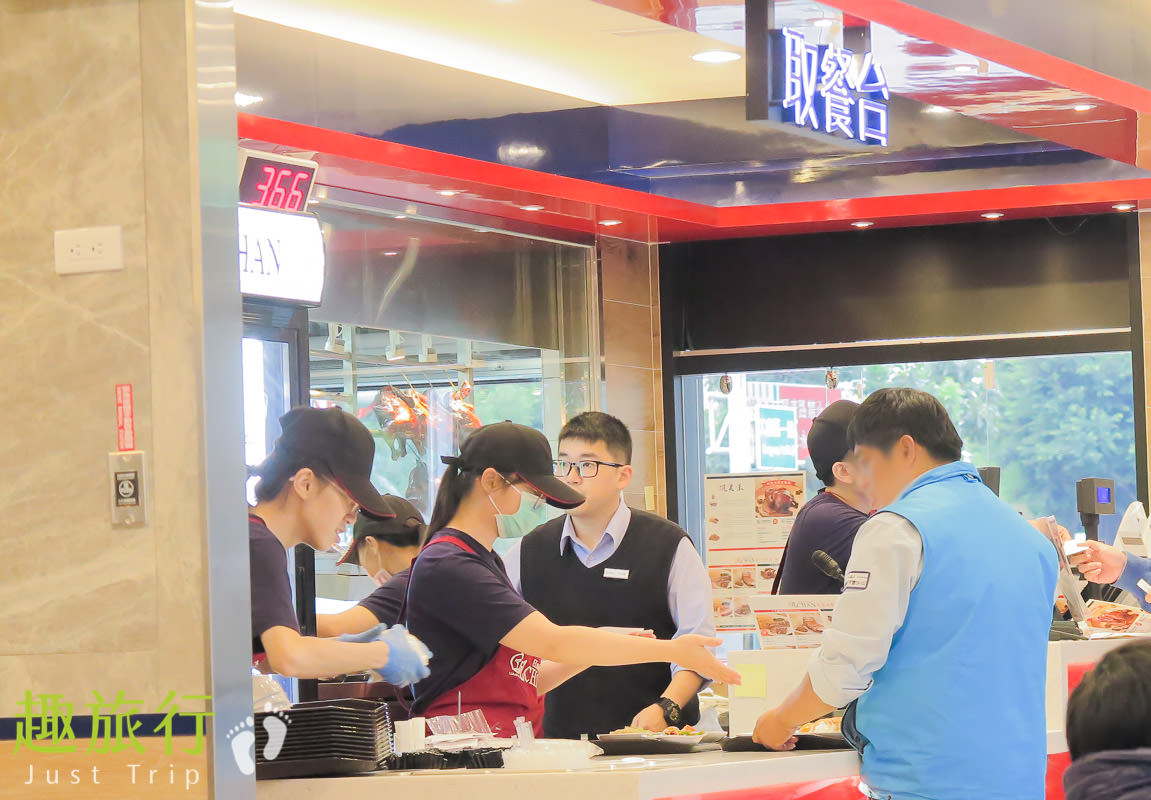世界第一家米其林一星小販 了凡香港油雞飯麵 台中美食 JMALL 米其林一條街 台中JMALL店 取餐